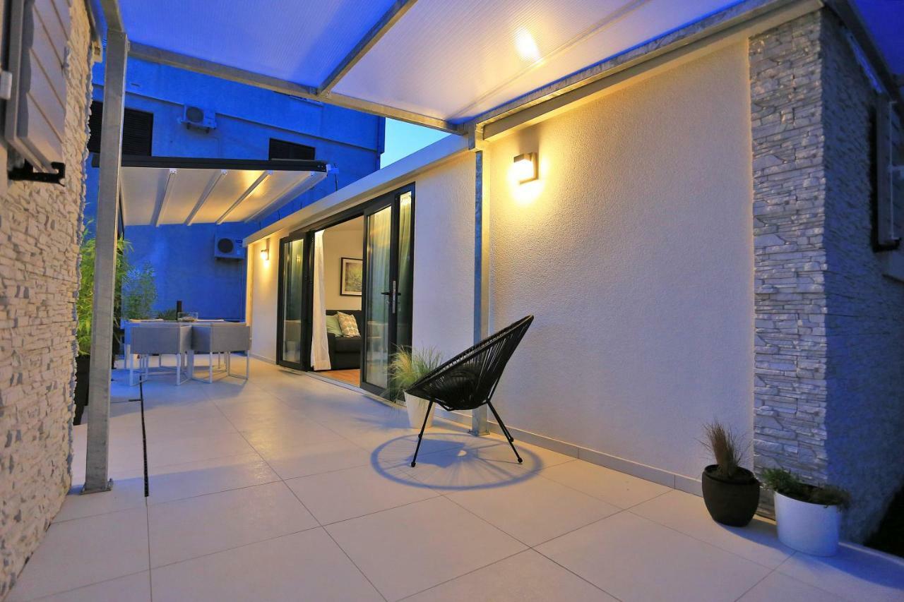 First Apartment Zara Esterno foto