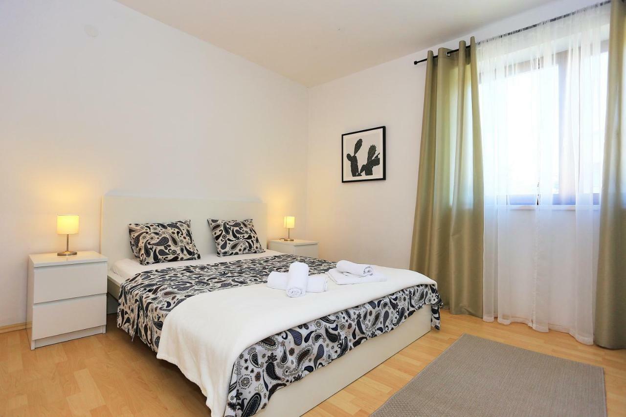 First Apartment Zara Esterno foto